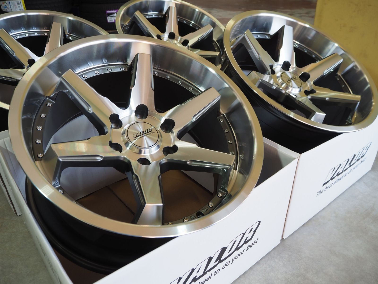 カスタムサイズ VALOR DCR 19inti 9.5J 6H139.7+8 ランクルプラド 