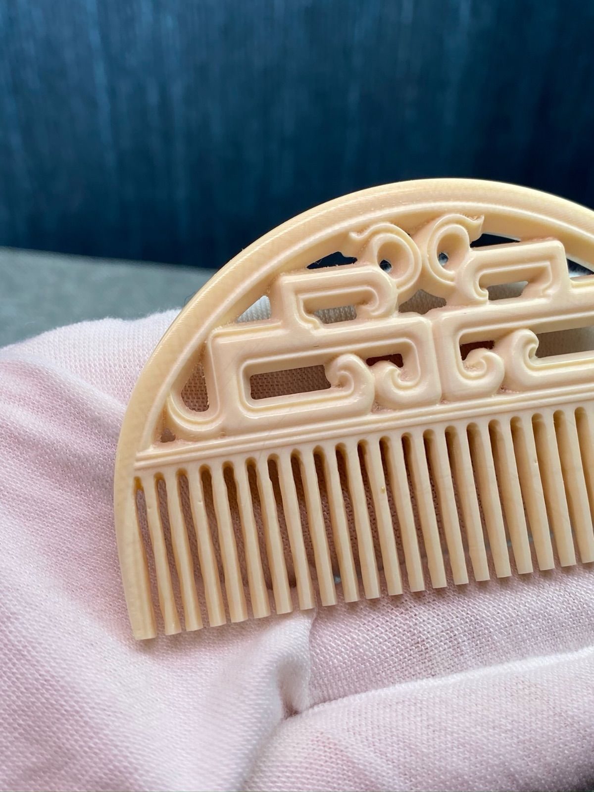 天然マンモス牙美しい手作り彫刻 一櫛百順 髪櫛(23g) ヘアケア 天然マンモス牙美しい手作り彫刻 一櫛百順 髪櫛(23g)