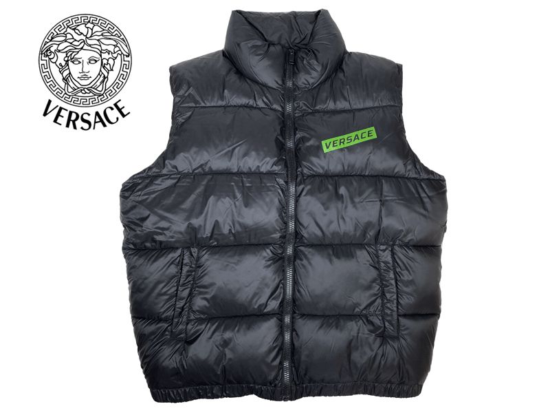 ヴェルサーチ VERSACE A85500S A233255 A9015 BLACK 折り畳みフード付き ロゴ入り ブラック系 ナイロン 中綿 ベスト 中綿ジレ ベルサーチ ベルサーチェ ヴェルサーチェ