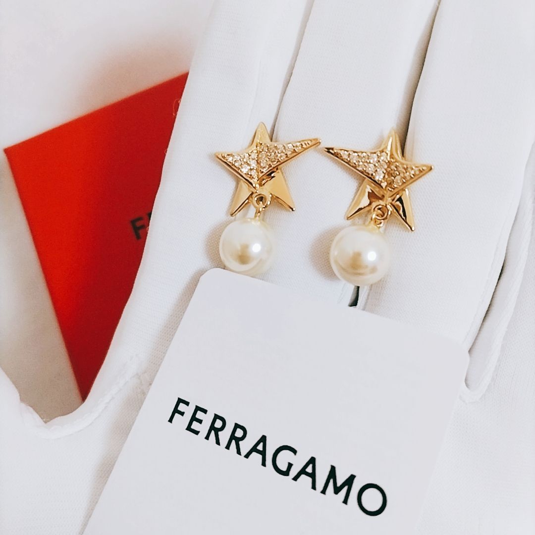 FERRAGAMO フェラガモ　ピアス パヴェクリスタル スター FERRAGAMO フェラガモ ピアス パヴェクリスタル スター