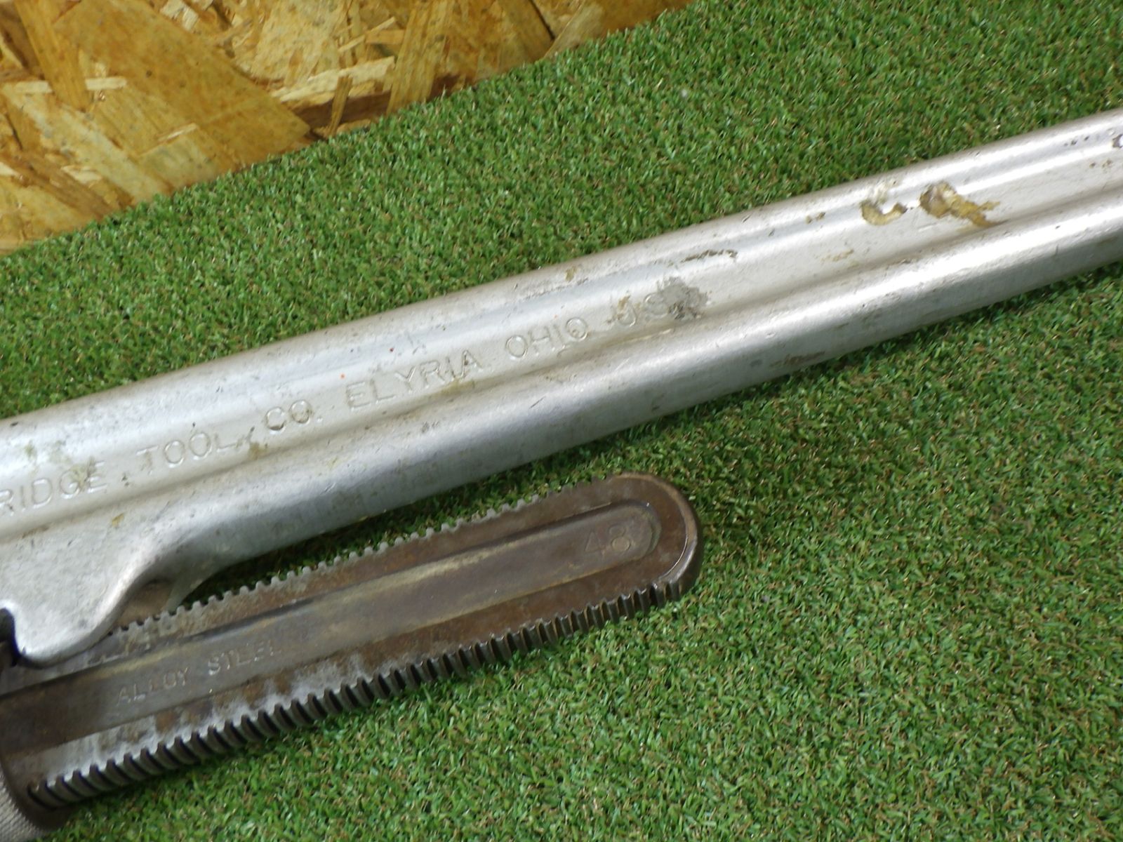 配管の締め付けや取り外しに