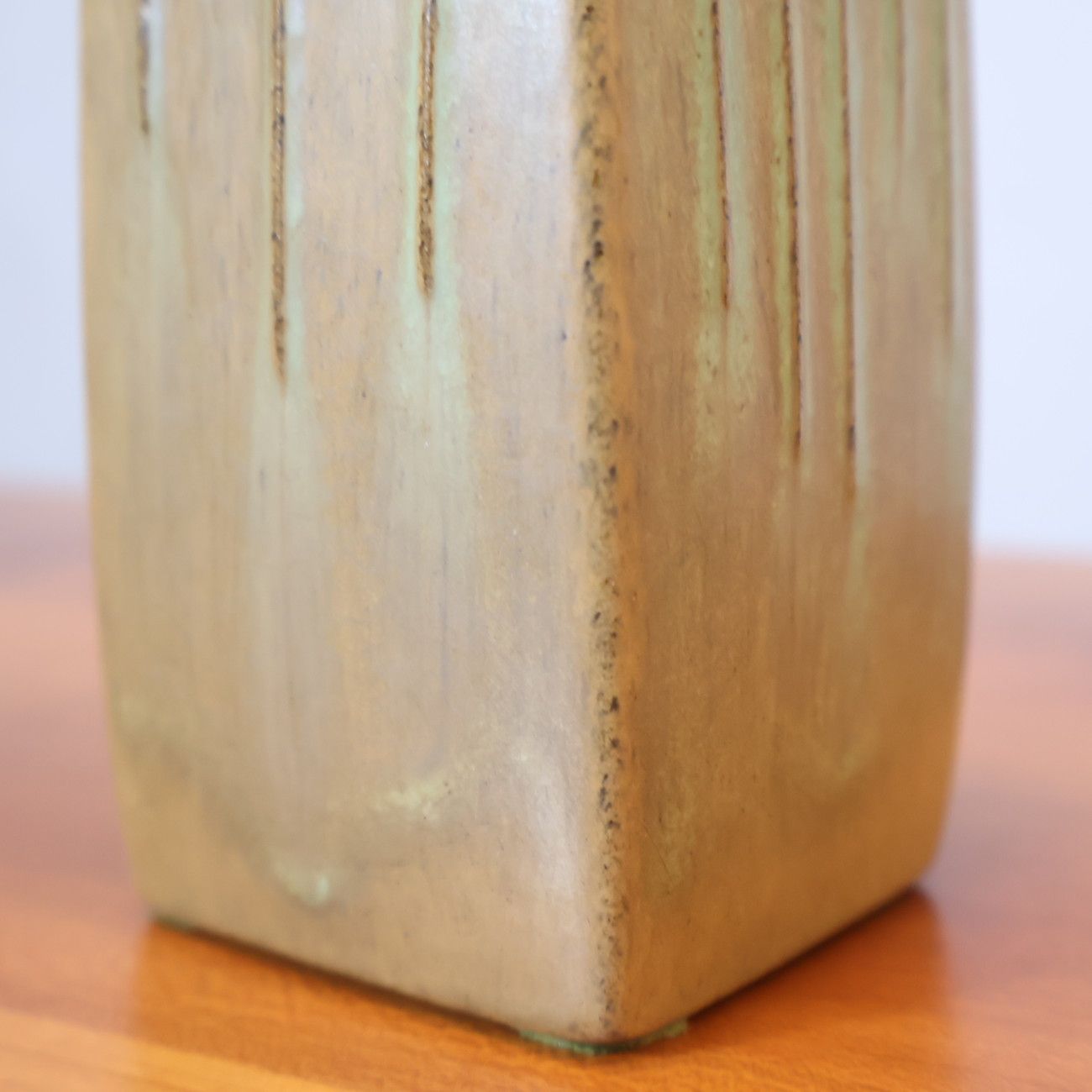 ヴィンテージのデンマーク製フラワーベースです。淡い色合いと縦のストライプが印象的なデザインの花瓶は、インテリアのアクセントや店舗什器としてもオススメです♪ ヴィンテージのデンマーク製フラワーベースです。淡い色合いと縦の