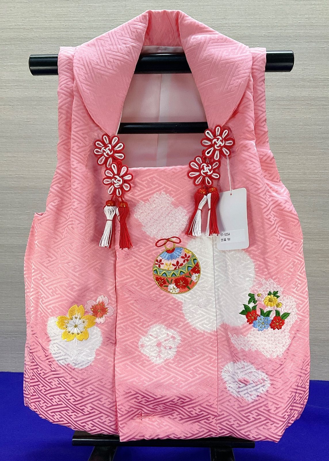 七五三 三歳用 被布コート 正絹 綸子 小絞り入り 刺繍 桜 鈴 ピンク色