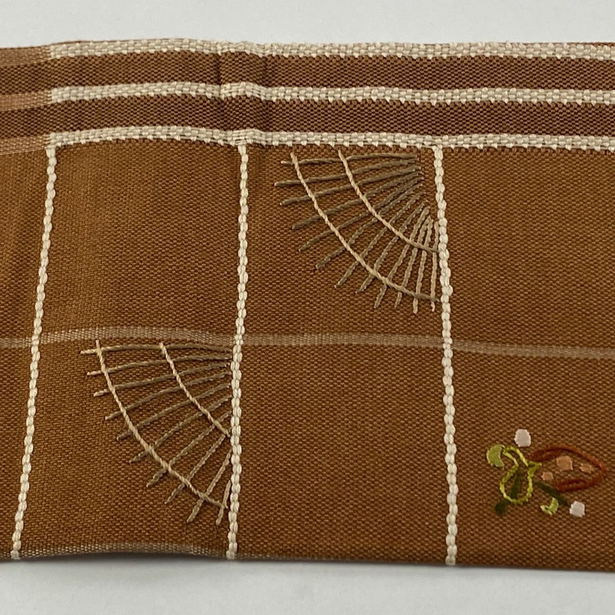 名古屋帯 美品 秀品 幾何学模様 生り物 刺繍 茶色 正絹 【中古