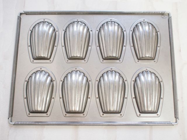 シルバーマドレーヌ天板 8P マドレーヌ型 貝型 シェル型 焼き型 焼型 ケーキ型 焼き菓子 洋菓子 ケーキ ケーキ作り お菓子作り 道具 菓子道具 手作り おうち時間 ハロウィン パン作り かわいい おしゃれ カフェ 本格