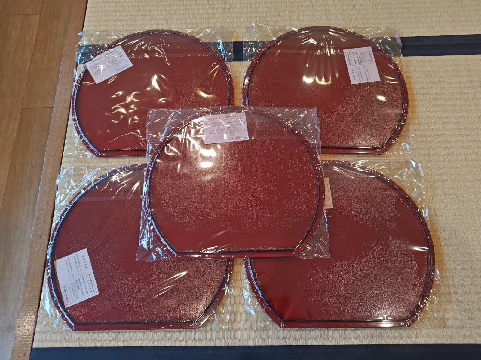 送料込【逢絢亭・新品】茶道具 半月両面膳 ５客セット 樹脂製 合成漆塗 紙箱入り 逢絢亭・新品】茶道具 半月両面膳 5客セット 樹脂製 合成漆塗 紙箱