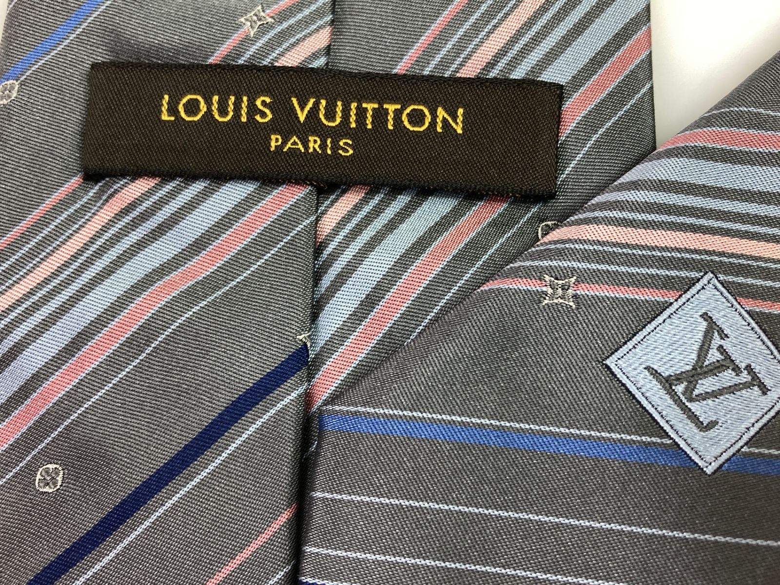 サ*ス様 LOUIS VUITTON シルバー ネクタイ　剣先9.5cm ルイ・ヴィトン Louis Vuitton モノグラム シルクネクタイ 剣先