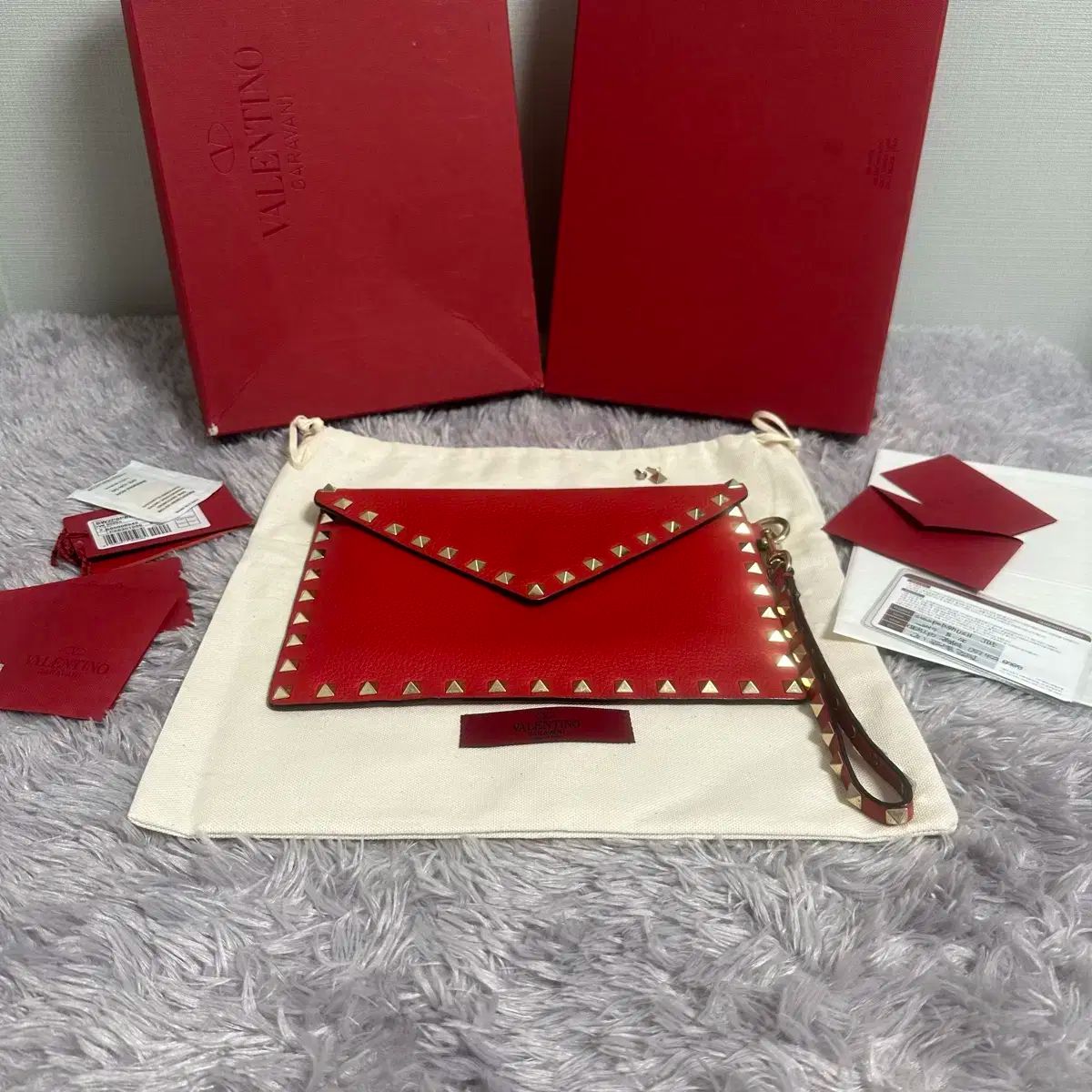 ファッション情報 完備 Valentino ヴァレンティノ ロックスタッズ クラッチ