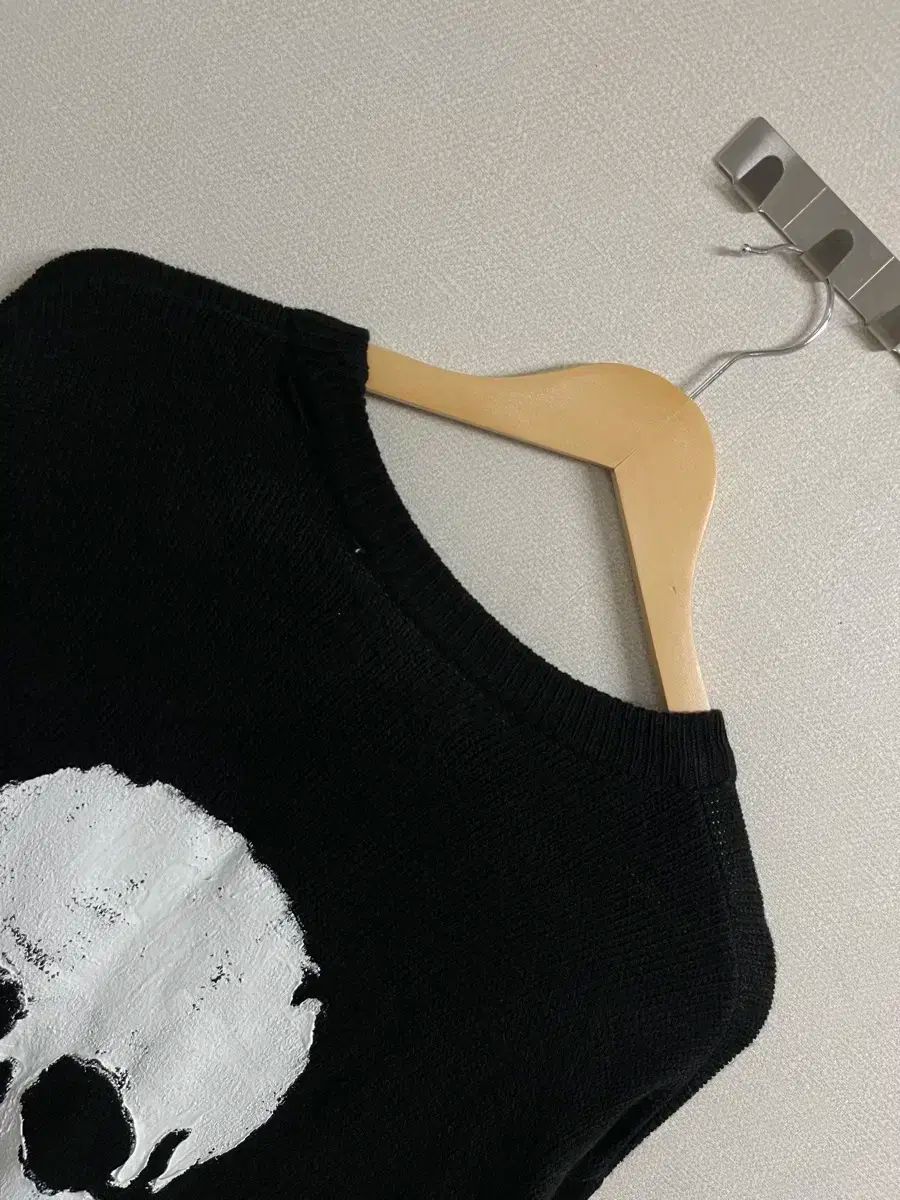 バイ the R プリンティング ブラック ニット セーター