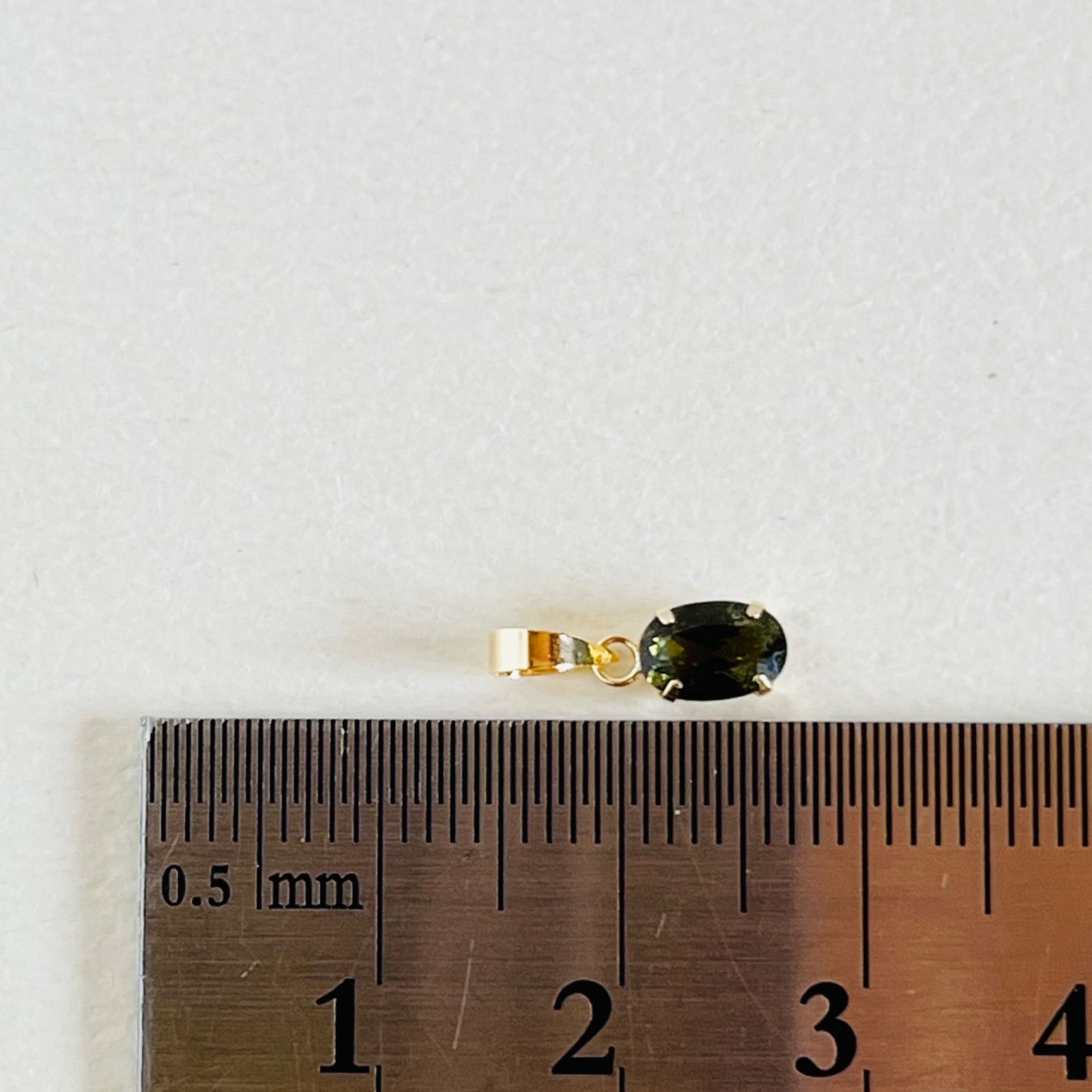 K18 天然石モルダバイト　ovalペンダントトップ　レア希少　18金イエローゴ K18 天然石モルダバイト ovalペンダントトップ チャーム レア