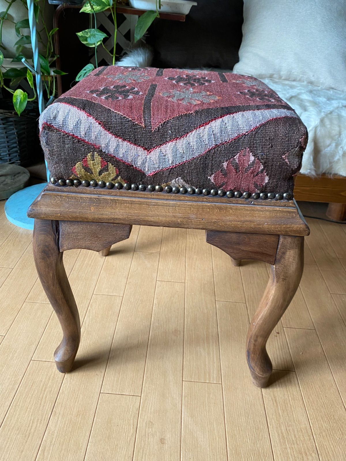 カイセリキリムと無垢の木のお洒落なオットマン トルコから直輸入通関済些細な訳有アウトレット価格即決