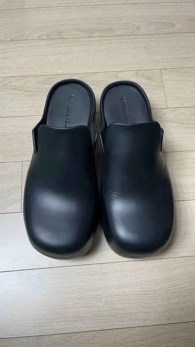 【新品】BOTTEGA VENETA ラバー フラッシュ クロッグ 黒　42 新品】BOTTEGA VENETA ラバー フラッシュ クロッグ 黒42