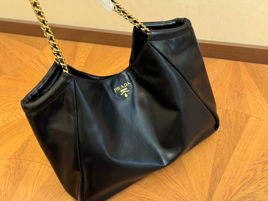 PRADAプラダの非常に質感のあるブラックショルダーバッグ