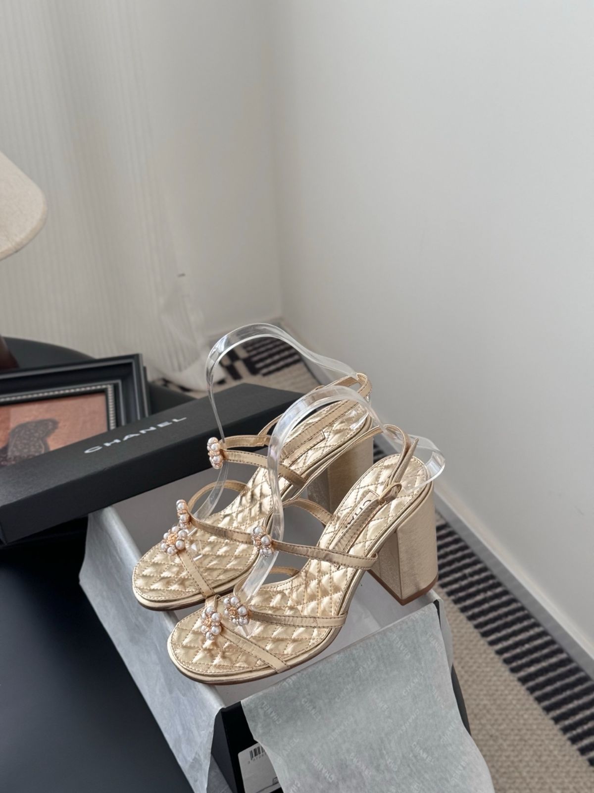 輝きを添えて☆CHANEL 25SS サンダル Chanel 25P 椿サンダル08 - メルカリ
