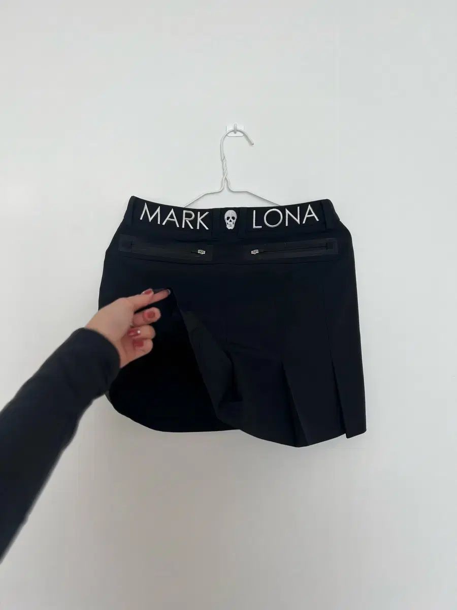 MARK & LONA(マークアンドロナ) スカル プリーツ ゴルフスカート