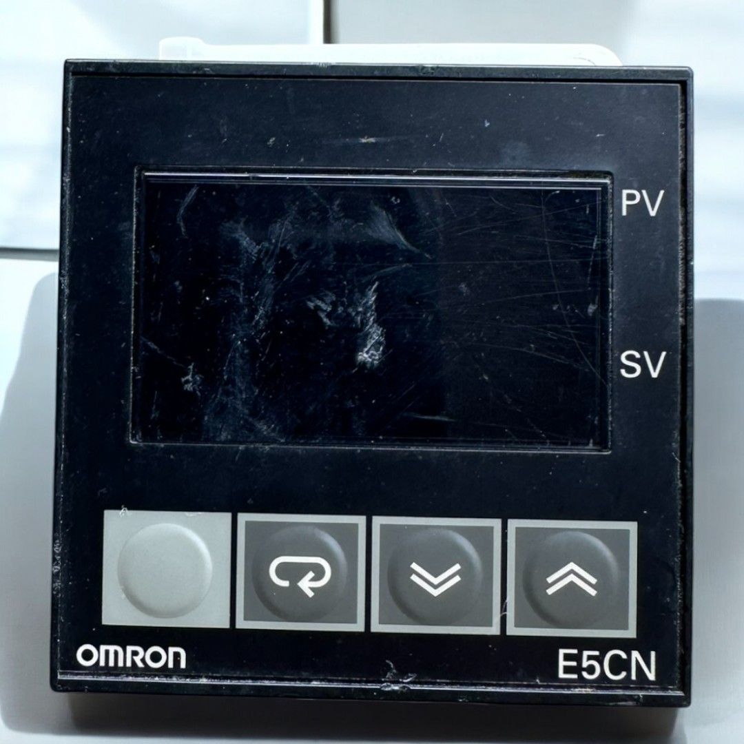 OMRON デジタル温度調節器 E5CN-R2P 温調器 オムロン 温度コントローラー 温度コントロール 温度計 外気温、水温の各種温度制御 -  メルカリ