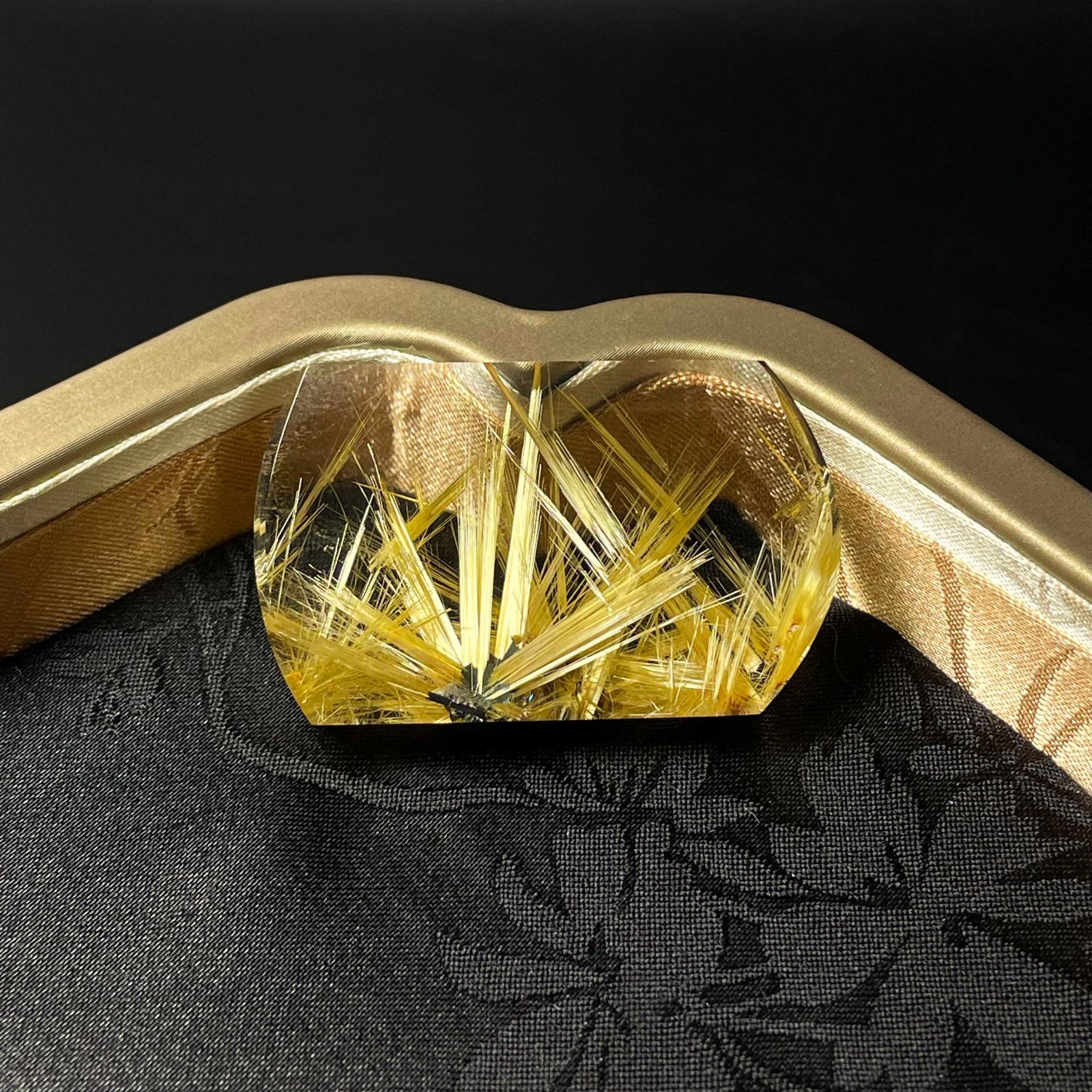 EU製 太陽花タイチンルチル 黄金針水晶 金運 開運 原石 ゴールド パワーストーン プレゼント 46.9 28.8 11.4mm ZZ1547