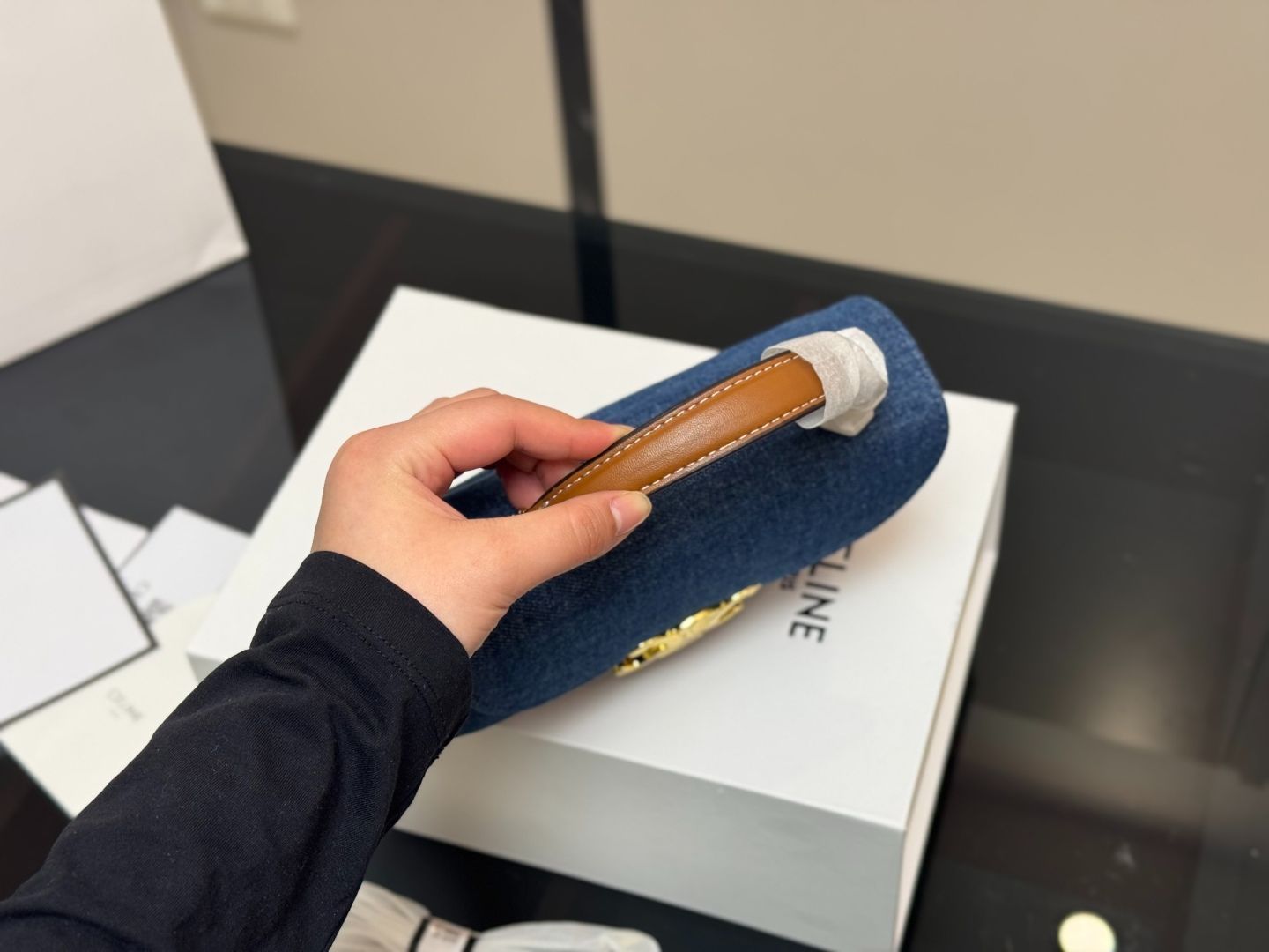 CELINE ボックスとカード、バック袋付き 今日特価】Celine セリーヌ ピローバッグ ボックス付き 復古的で