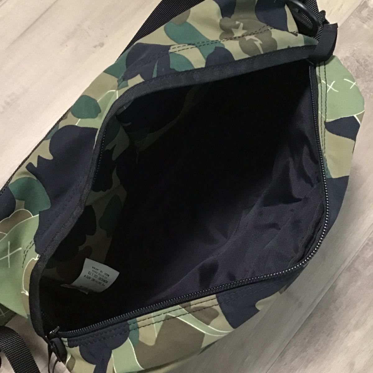 bape×kaws 1st camoミニショルダーバック ほぼ新品 - ショルダーバッグ