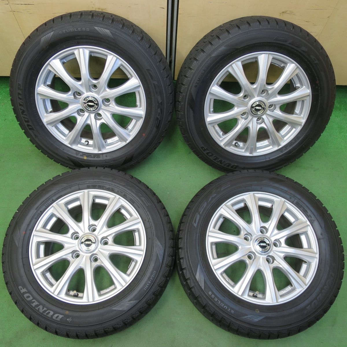 ❷ ダンロップ スタッドレスタイヤ 195/65R15 新品未使用　送料込み2本 ダンロップ195/65/R15スタッドレスタイヤ埼玉県