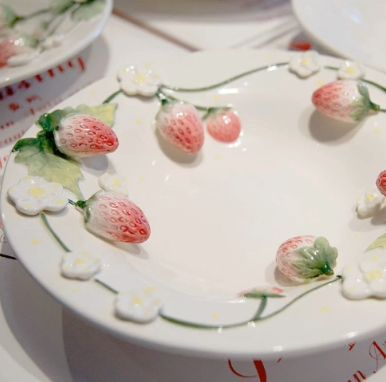 立体いちごと白い花が縁を彩る可愛い陶器製 おしゃれ食器インテリア皿  