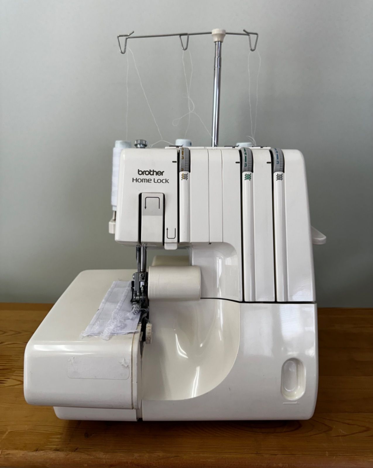 ブラザーホームロック TE4−B235 3本糸ロックミシン(中古)