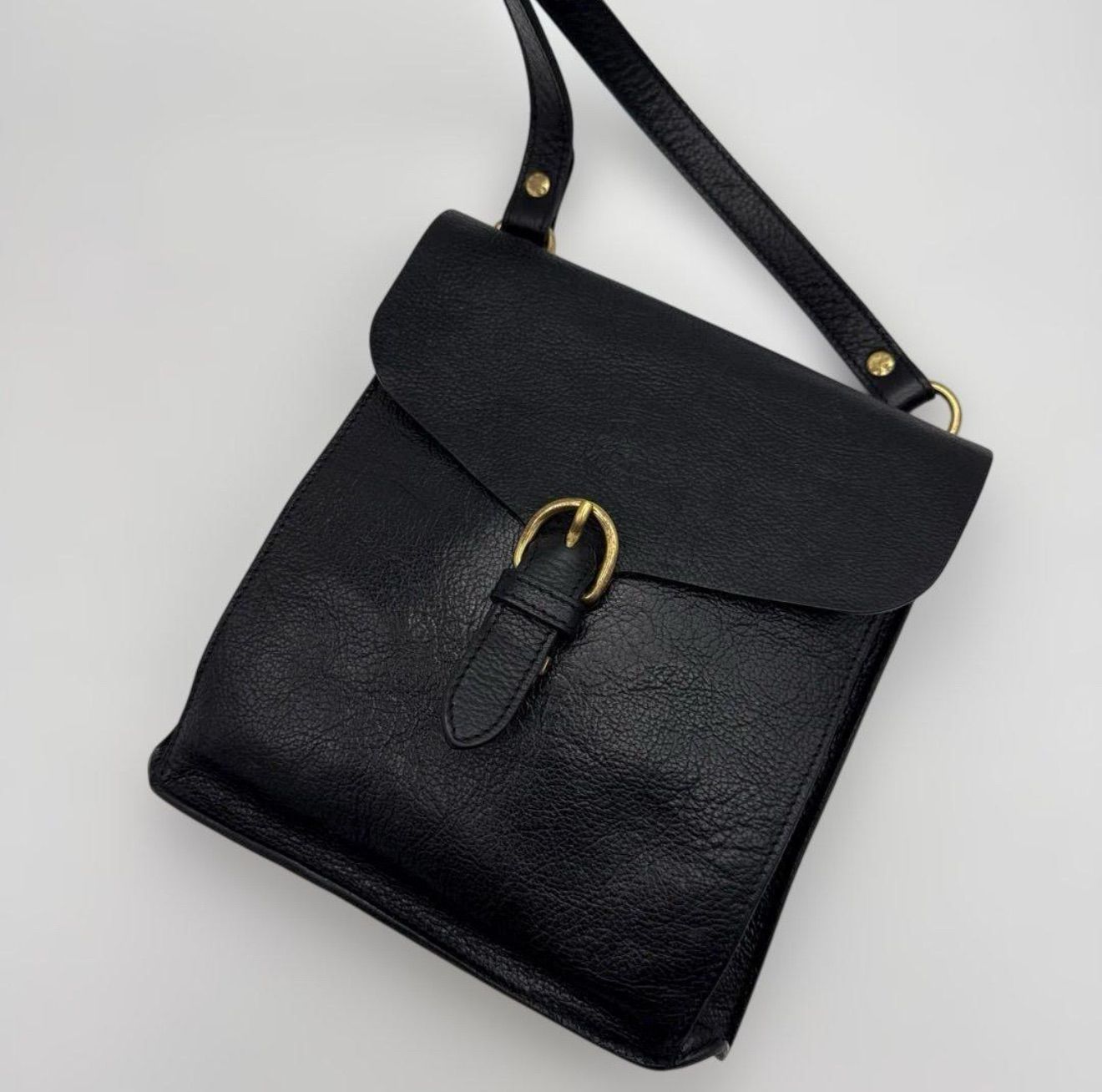 美品✨IL BISONTE✨本革ショルダーバッグ 黒 上品 00141 - メルカリ