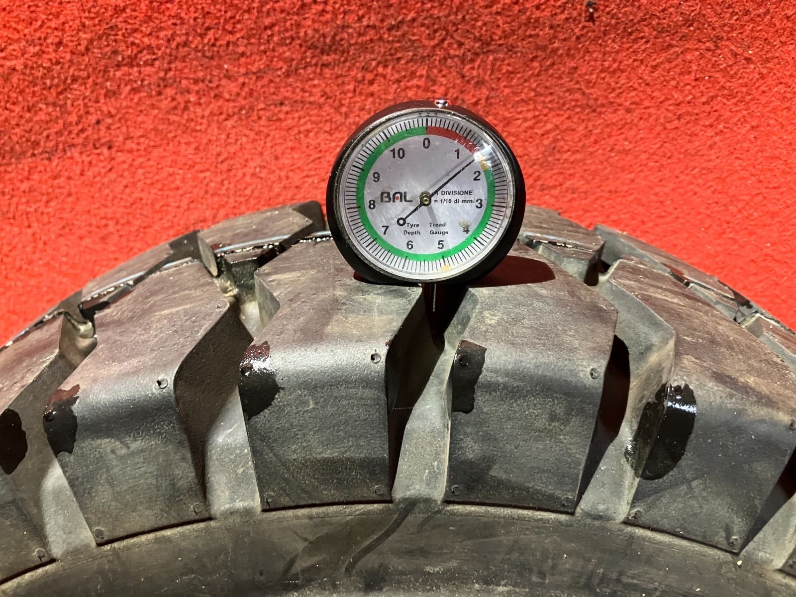 フォークリフトタイヤ 21x8-9