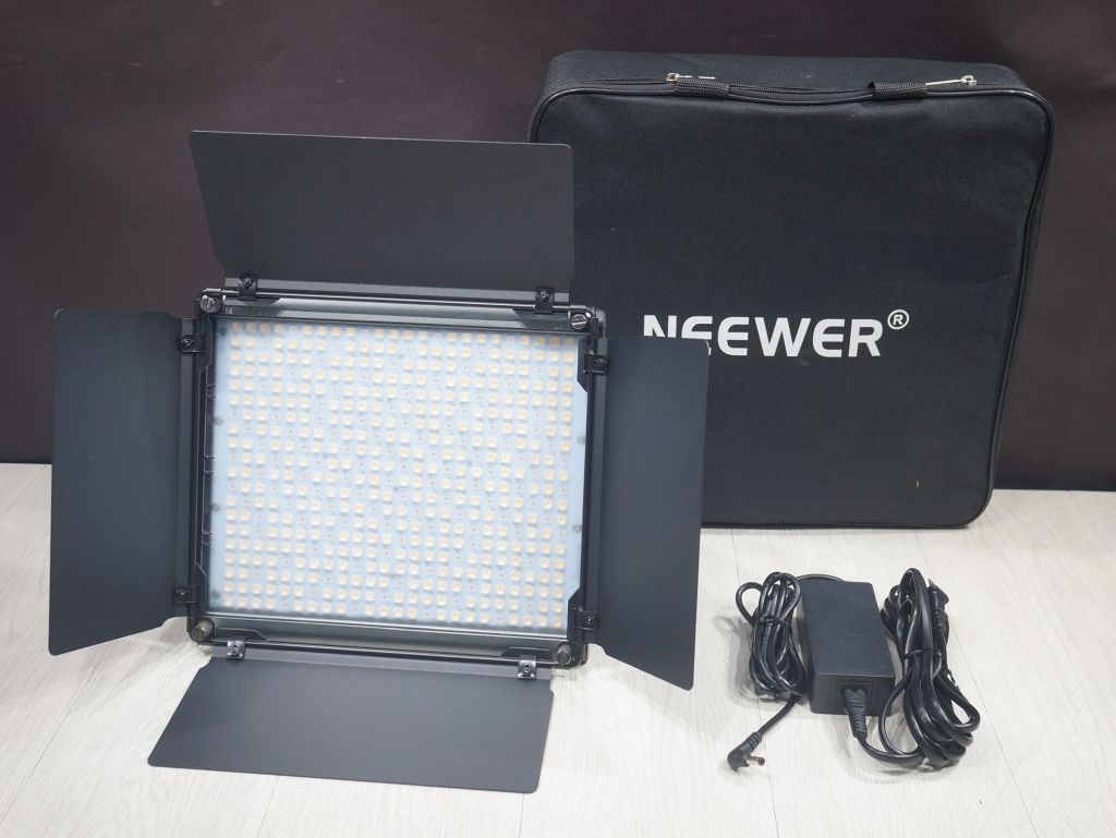 NEEWER 60W RGB1200 ビデオライト