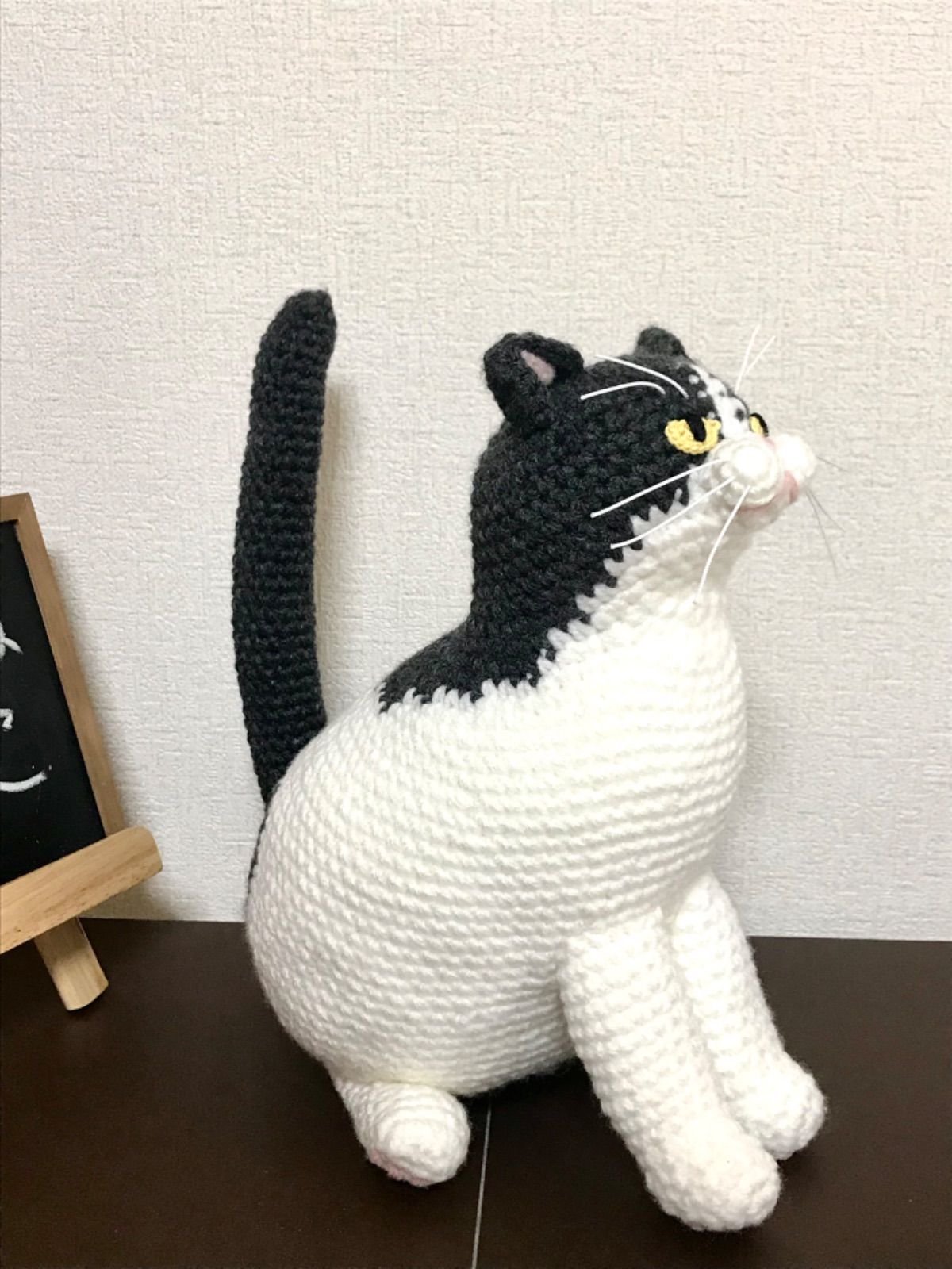お座り白黒ハチワレ猫さんのあみぐるみ - メルカリ