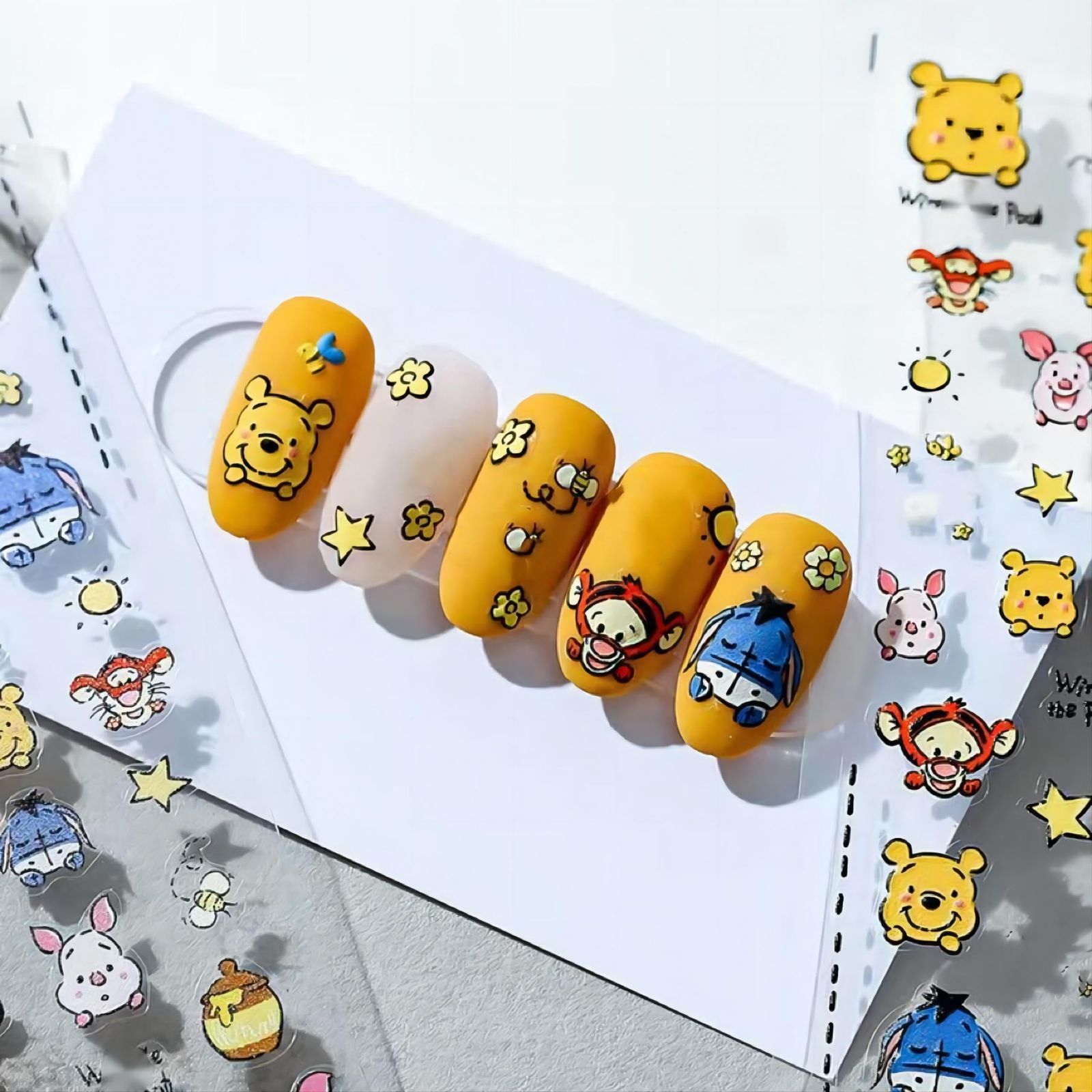 【在庫処分】エンボス加工された漫画のネイルアートステッカーデカールハニープーの漫画ネイルアートステッカーかわいい漫画のクマの自己粘着ネイルアートステッカーネイルアートのた