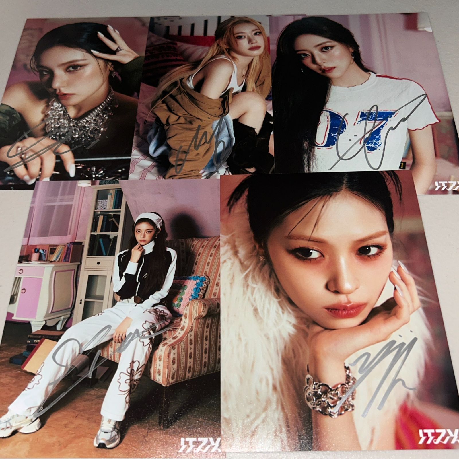 ITZY 直筆サイン「GOLD」スチール写真5枚 ITZY 直筆サイン「GOLD」スチール写真5枚 - メルカリ