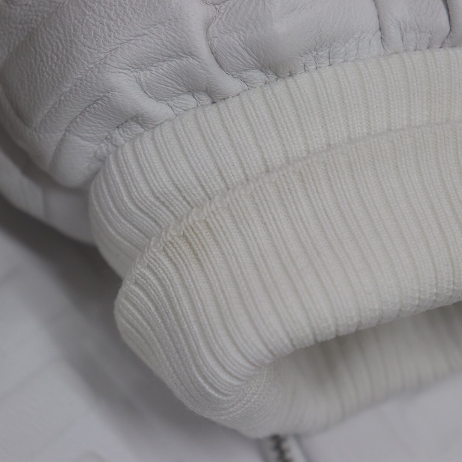 IT2PLCIZTUNE FENDI フェンディ FFエンボス ボンバージャケット ブルゾン レザー ホワイト レディース サイズ 38 ロング アウター WWW_MORNINGWALKER_COM