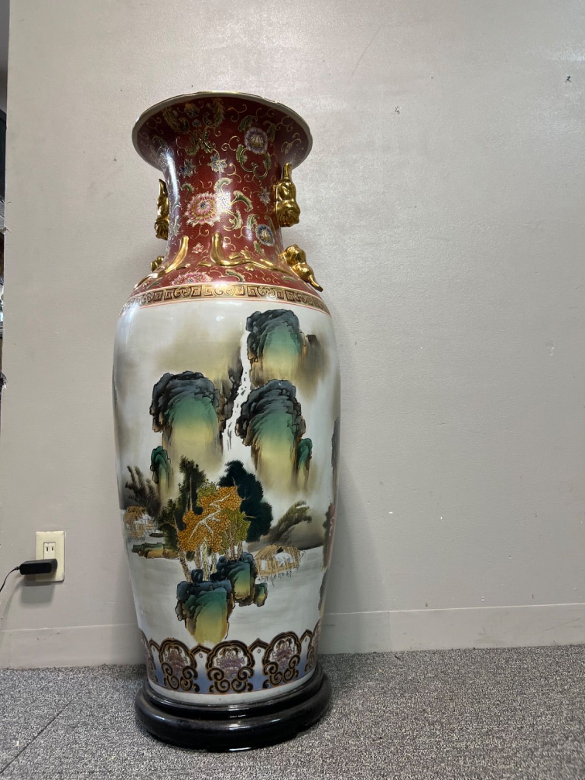 嶺東窯製 色絵金彩山水文 大型飾花瓶 時代物 現状品 中国美術 嶺東窯製 色絵金彩山水文 大型飾花瓶 時代物 現状品 中国美術