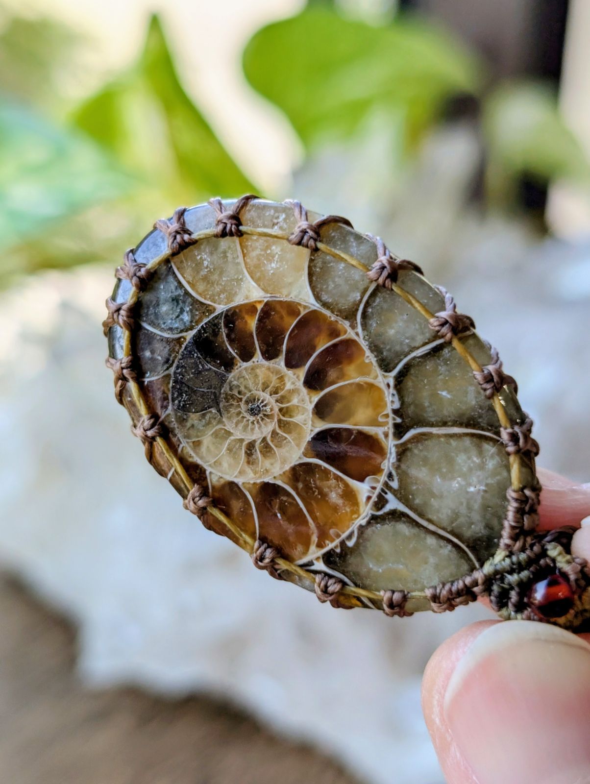 ☆アンティークカラー☆アンモナイト・化石☆マクラメ編みネックレス