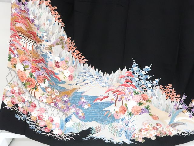 【着物】黒留袖 五つ紋 比翼仕立 流水に松・花・木々文 身丈約163.5cm 裄丈約64cm 25z06-3114 一輝堂】【着物】黒留袖 五つ紋 比翼仕立 流水に松・花・木々文 身丈約