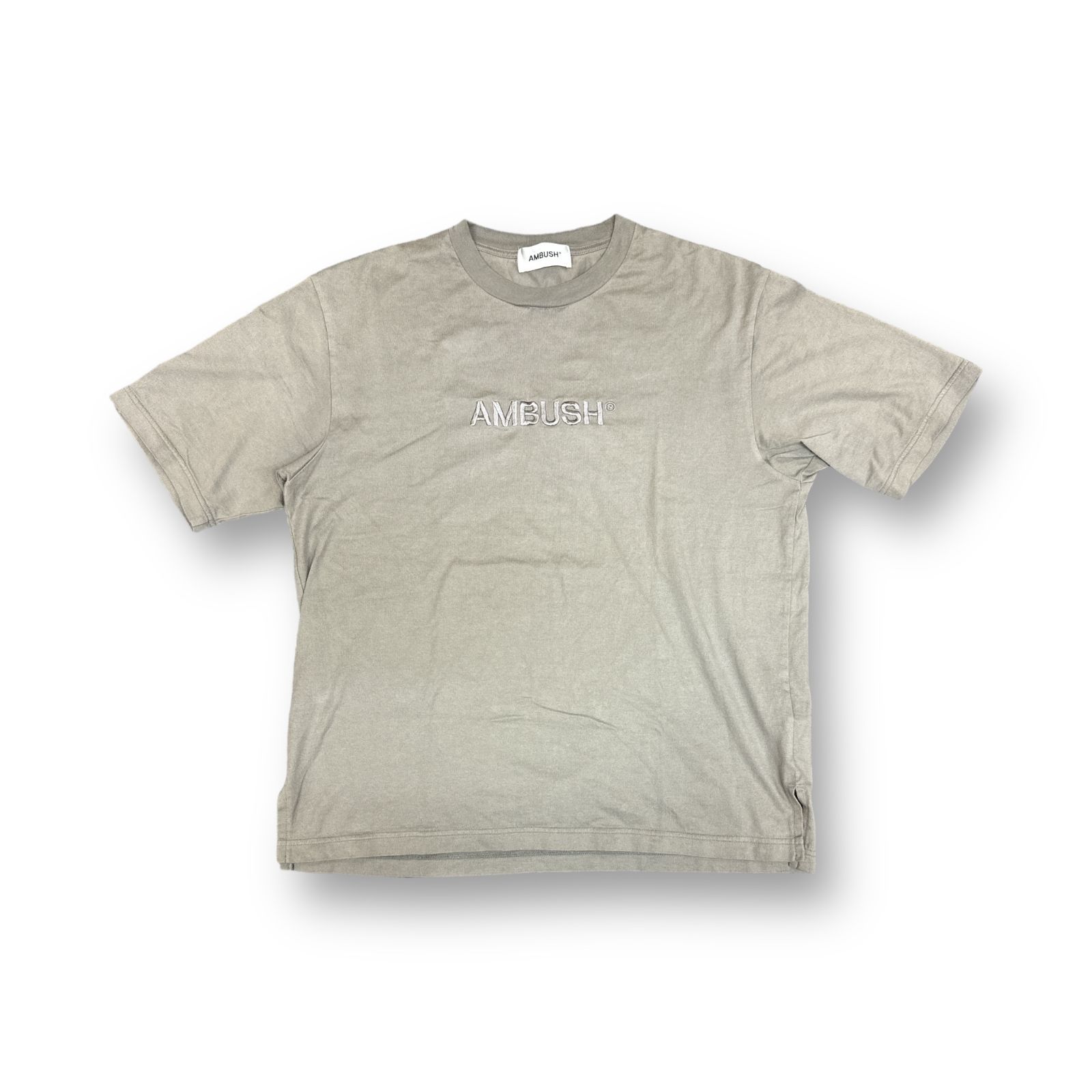 AMBUSH アンブッシュ Stoppers チェーン Tシャツ ロゴ刺繍 AMBUSH チェーンディテール Tシャツ | ニュートラル | FARFETCH JP