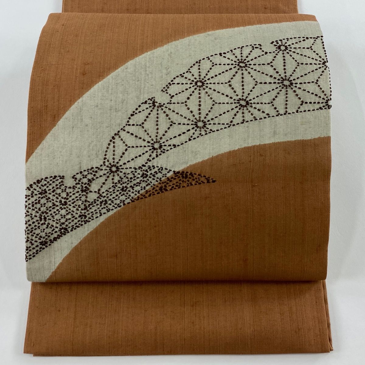 開き名古屋帯 秀品 紬地 雪芝 麻の葉 刺し子刺繍 絞り 茶色 正絹