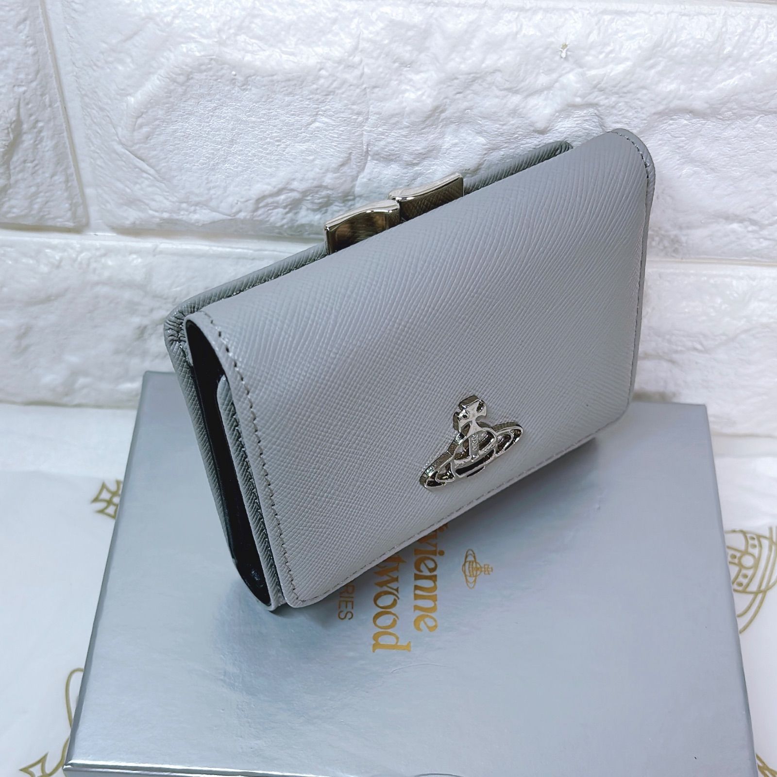 【ショッパー付き】新品 ヴィヴィアン・ウエストウッド　三つ折り財布 グレー 最新♡ショッパー付き】新品 ヴィヴィアン・ウエストウッド 三つ折り
