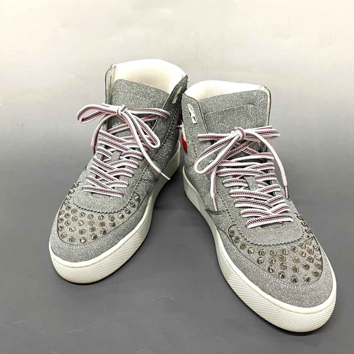 CHRISTIAN LOUBOUTIN(クリスチャンルブタン) スニーカー 40 1/2 メンズ - シルバー×マルチ ハイカット/インソール取り外し可 /スタッズ - メルカリ