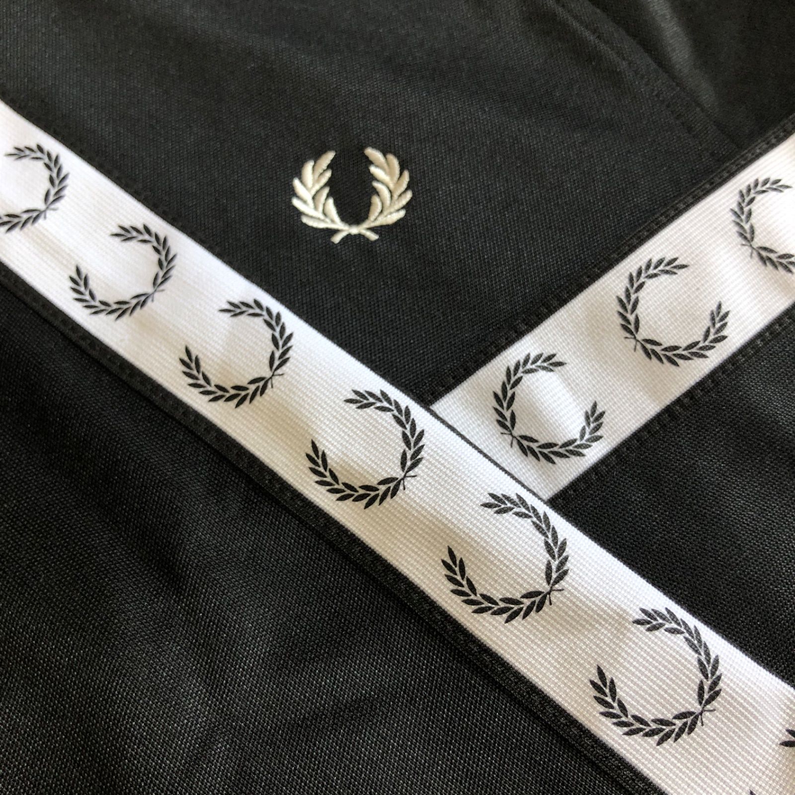 美品⭐️Fred Perry トラックジャケット S 刺繍/テープ月桂樹 黒×白