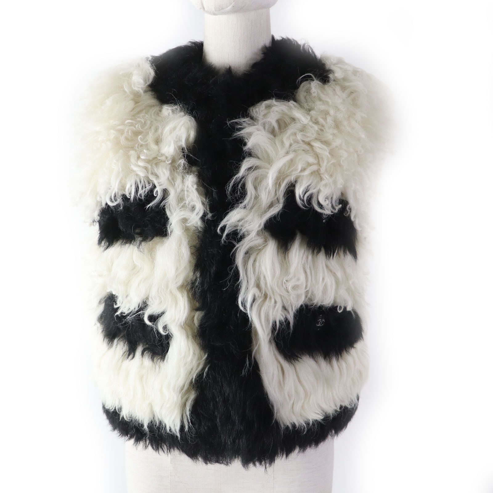 ◎CHANEL シャネル P71636 21K ランウエイ着 ラインストーンココマークボタン付き ファーベスト ブラック ホワイト 38 フランス製 レディース