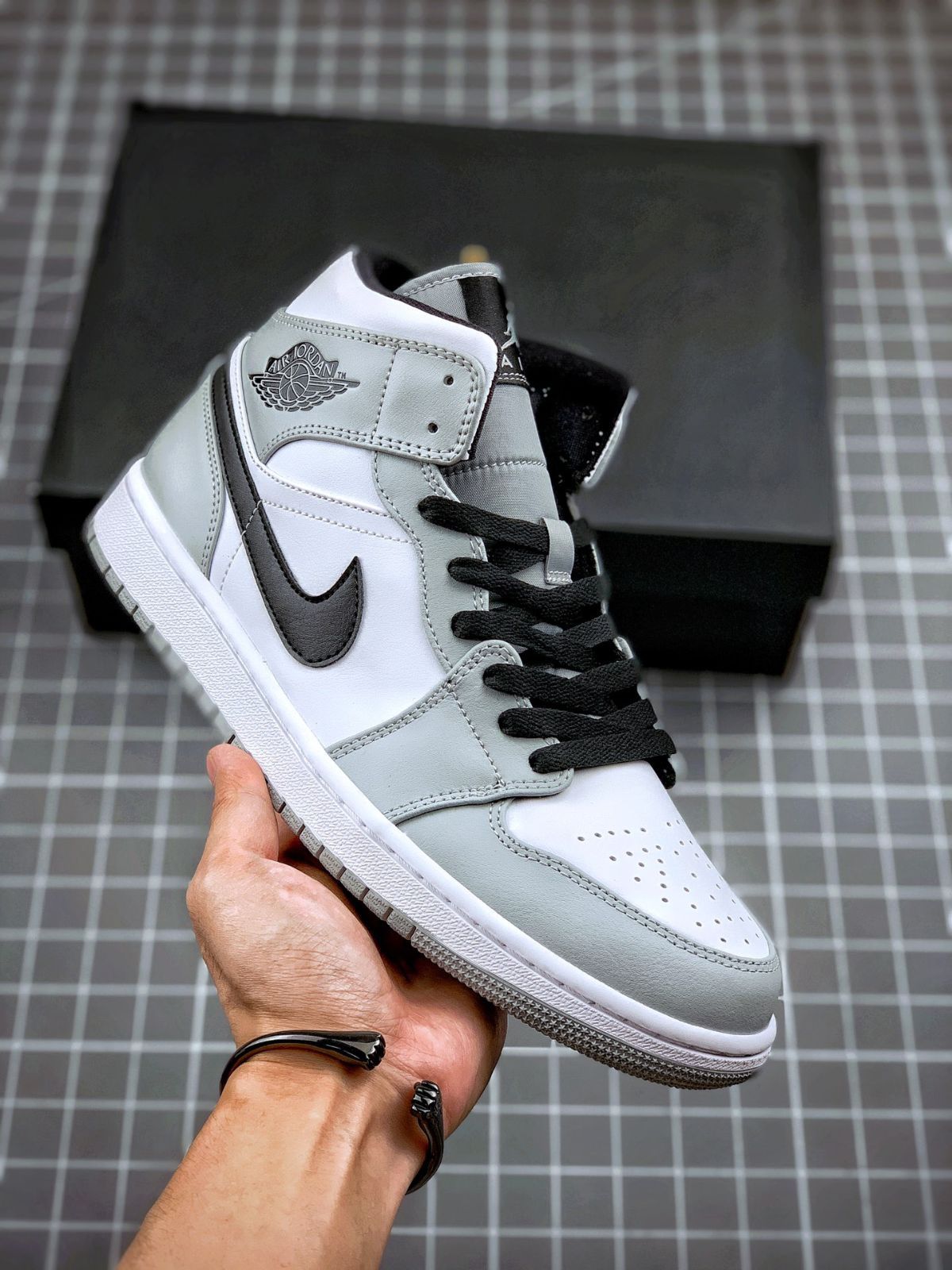 [ナイキ] エア ジョーダン 1 ミッド AIR JORDAN 1 ライトスモークグレー