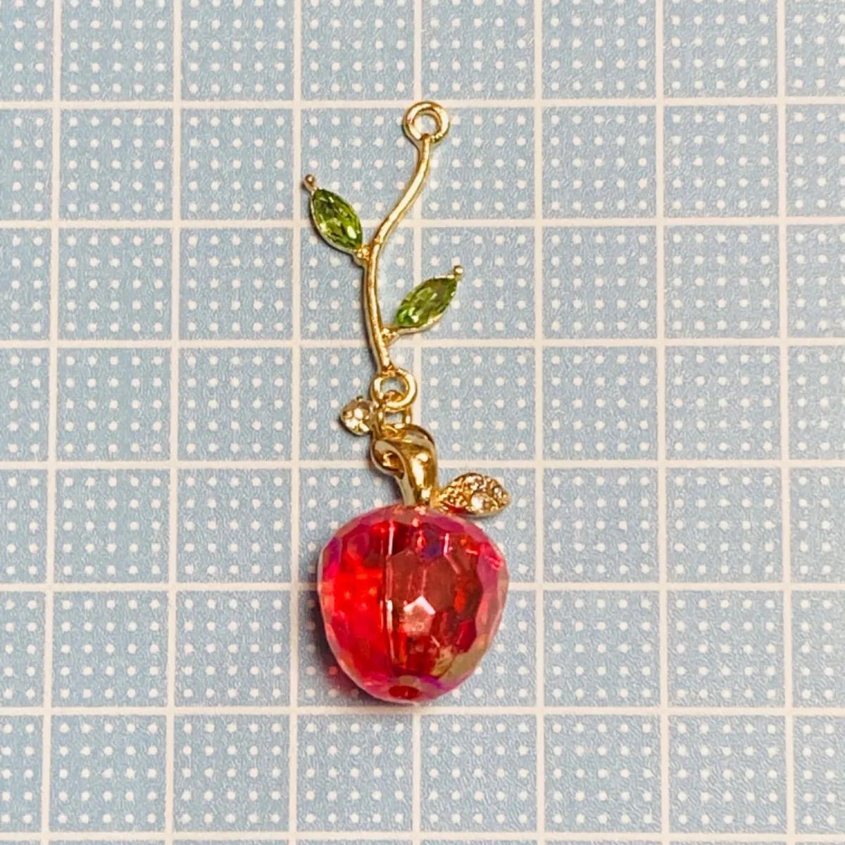 ハンドメイド グリーンリーフと魅惑のオーロラレッドりんご〈ピアス 