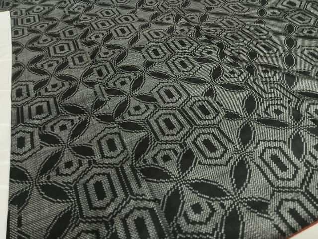 平和屋着物○本場大島紬 一元7マルキ 手織り 花七宝文 黒地 証紙付き