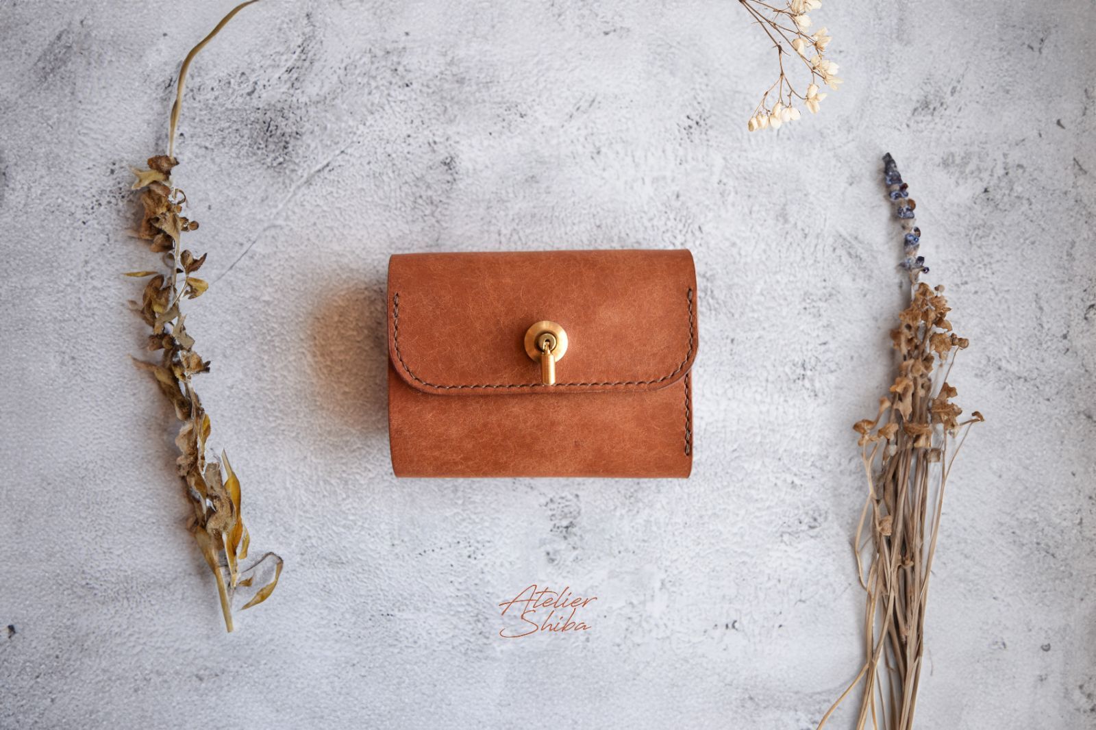 三つ折り財布 本革 ｲﾀﾘｱﾝﾚｻﾞｰ オコシ金具 Brown ブラウン