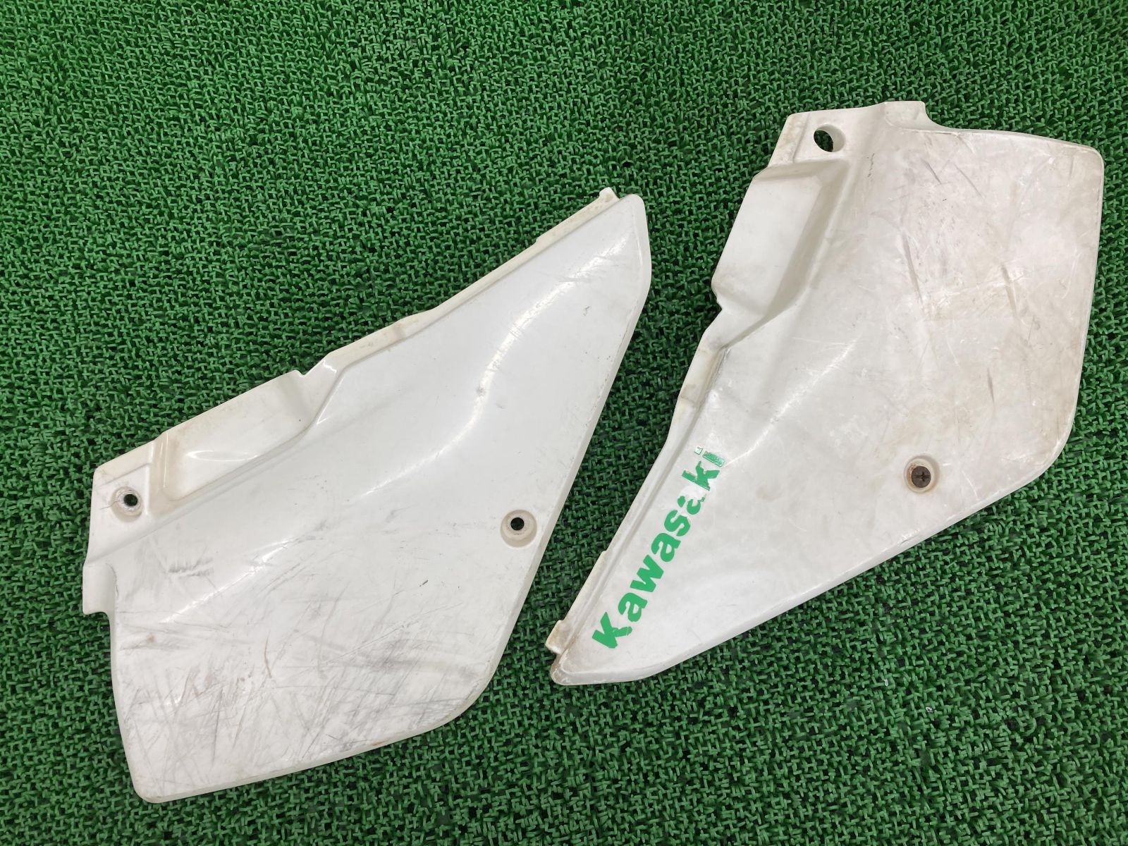 KDX220R サイドカバー 左右 白 カワサキ 純正 中古 バイク 部品 DX200E ペイント素材に 品薄 希少品 車検 Genuine