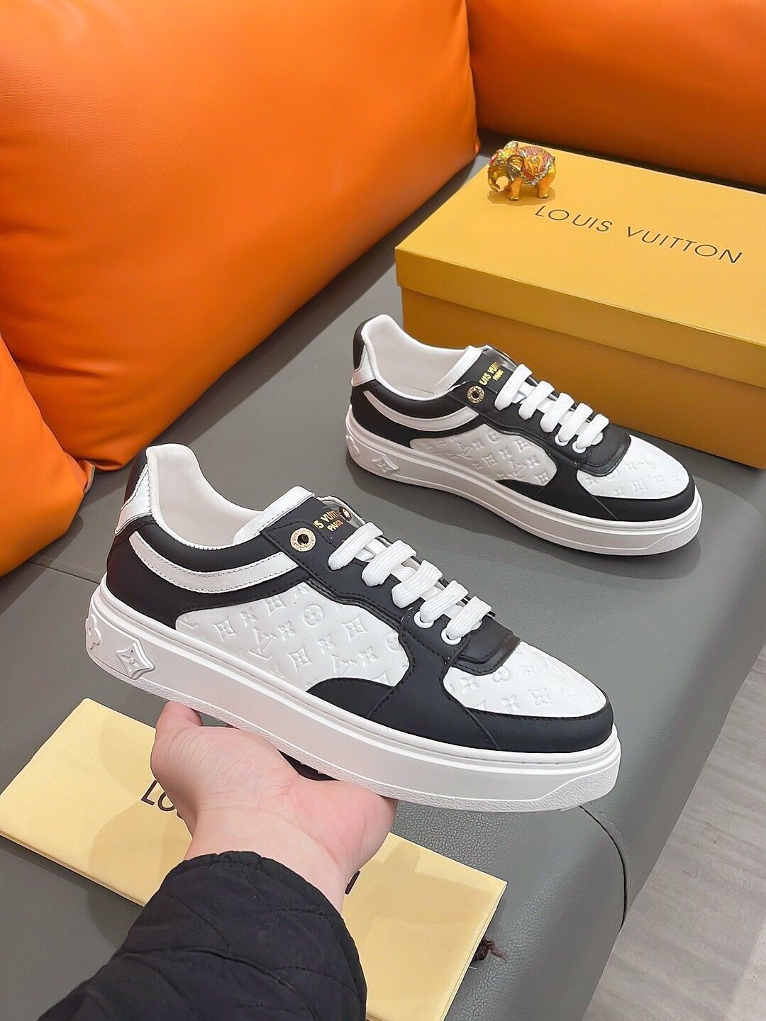 Vuitton ロートップカジュアル紳士靴｜