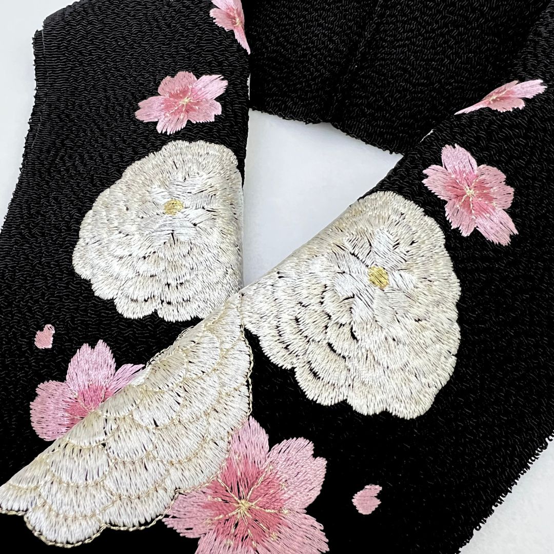 黒 菊 桜 刺繍衿】 成人式 卒業式 振袖 袴 訪問着 着物 和装 白