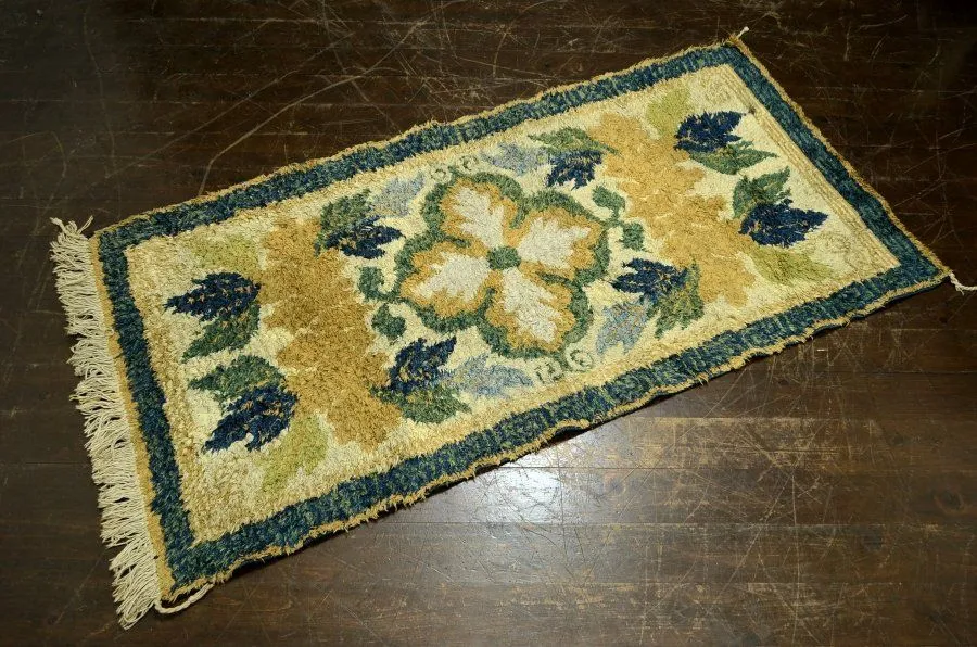 アンティーク緞通　苔色の古びた緞通のラグ　赤穂　堺　鍋島　屋敷　大正ロマン アンティーク緞通 苔色の古びた緞通のラグ 赤穂 堺 鍋島 屋敷